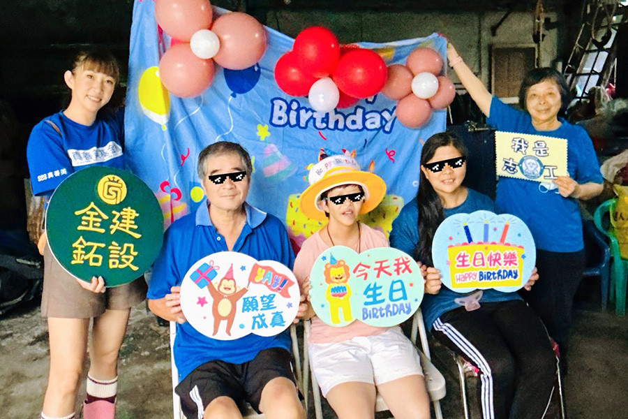 憨兒秀珠慶生趣